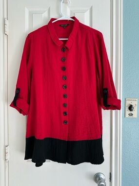John Mark red/black colorblock l/s blouse with decorative buttons size large